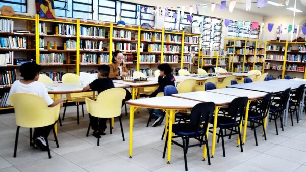 Crianças estudam na Biblioteca Interativa de Inclusão Nogueira, em Diadema