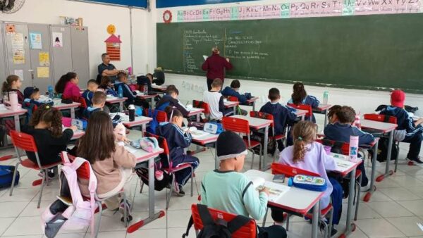 Alunos assistem aula em sala de aula da rede municipal de Diadema