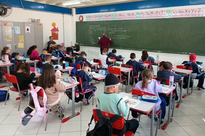 Alunos assistem aula em sala de aula da rede municipal de Diadema