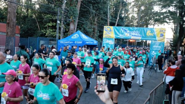 Participantes correm na largada da Corrida da Família em Diadema