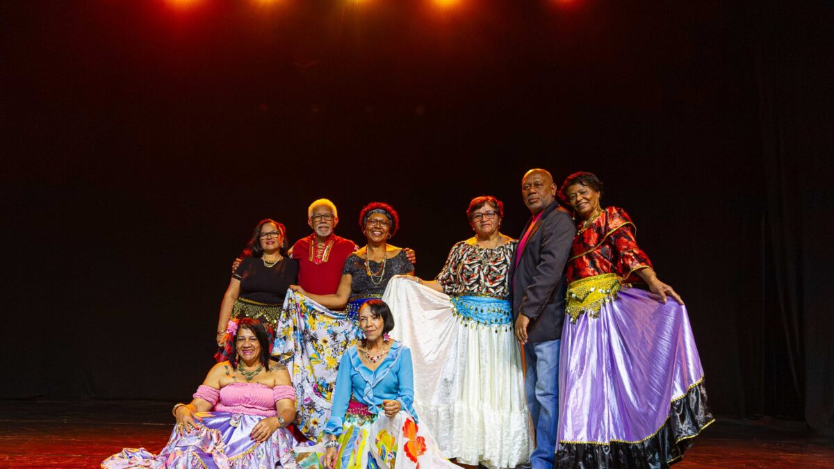 Grupo de dança se apresenta no evento Dia dos Avós no Teatro Clara Nunes, em Diadema