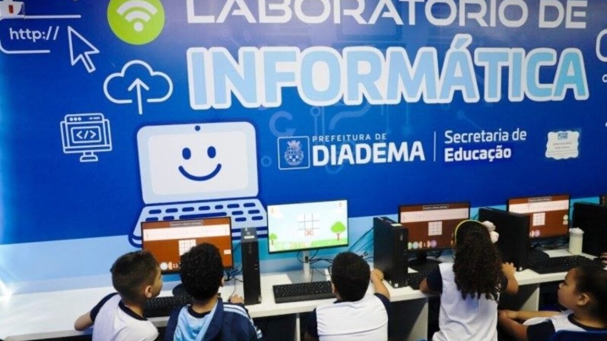 Alunos usam computadores em laboratório de informática de escola municipal de Diadema