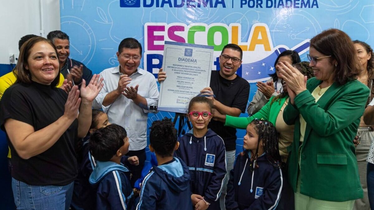 Prefeito de Diadema e alunos durante entrega da EMEB Tatiana Belinky totalmente reformada