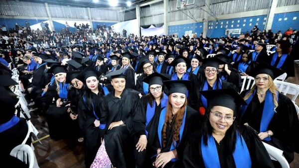 Formandos com beca e capelo durante cerimônia de formatura da Fundação Florestan Fernandes em Diadema