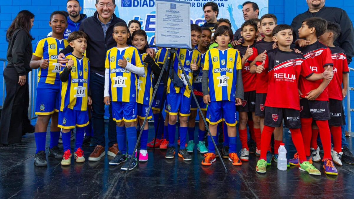 Prefeito de Diadema com crianças de times de futsal durante entrega da reforma do Ginásio Poliesportivo Campanário