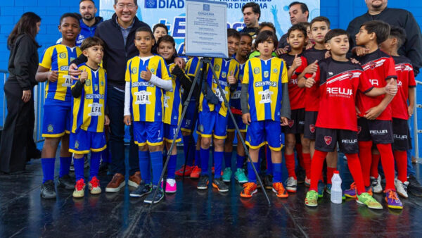 Prefeito de Diadema com crianças de times de futsal durante entrega da reforma do Ginásio Poliesportivo Campanário