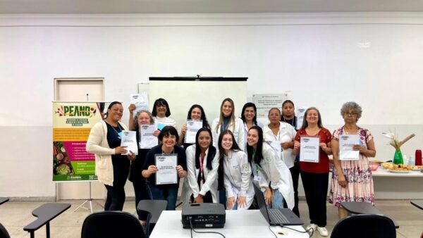 Participantes do curso Melhor Peso Agora posam com certificados de conclusão em Diadema