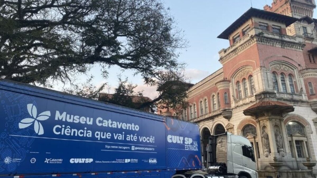 Prefeito de Diadema visita a Carreta Itinerante do Museu Catavento na cidade