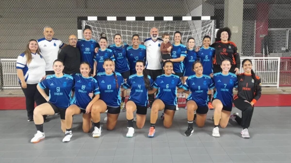 Equipe de handebol feminino de Diadema posa para foto após conquistar vice-campeonato nos Jogos Regionais