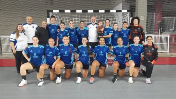 Equipe de handebol feminino de Diadema posa para foto após conquistar vice-campeonato nos Jogos Regionais