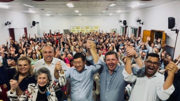 Lideranças políticas de Diadema erguem as mãos em evento de apoio a pré-candidatos