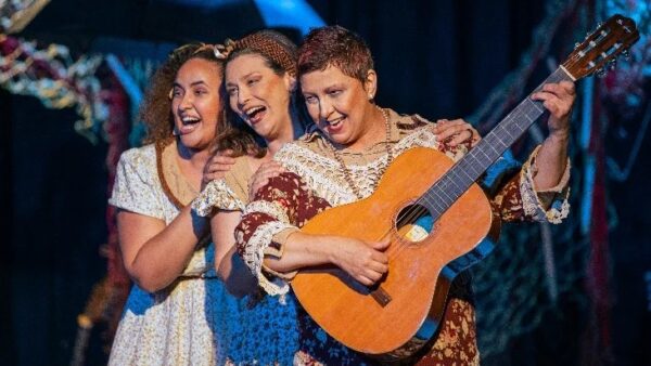 Cena do espetáculo musical Oi Lá, Inezita! com atrizes no palco