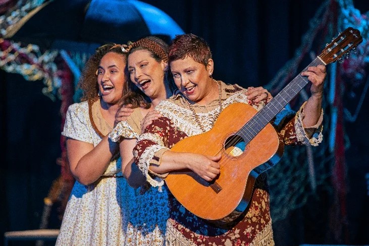 Cena do espetáculo musical Oi Lá, Inezita! com atrizes no palco