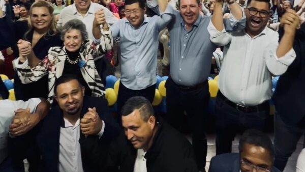 Prefeito Taka Yamauchi ao lado de lideranças políticas em evento em Diadema