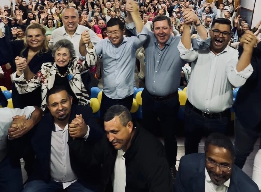 Prefeito Taka Yamauchi ao lado de lideranças políticas em evento em Diadema