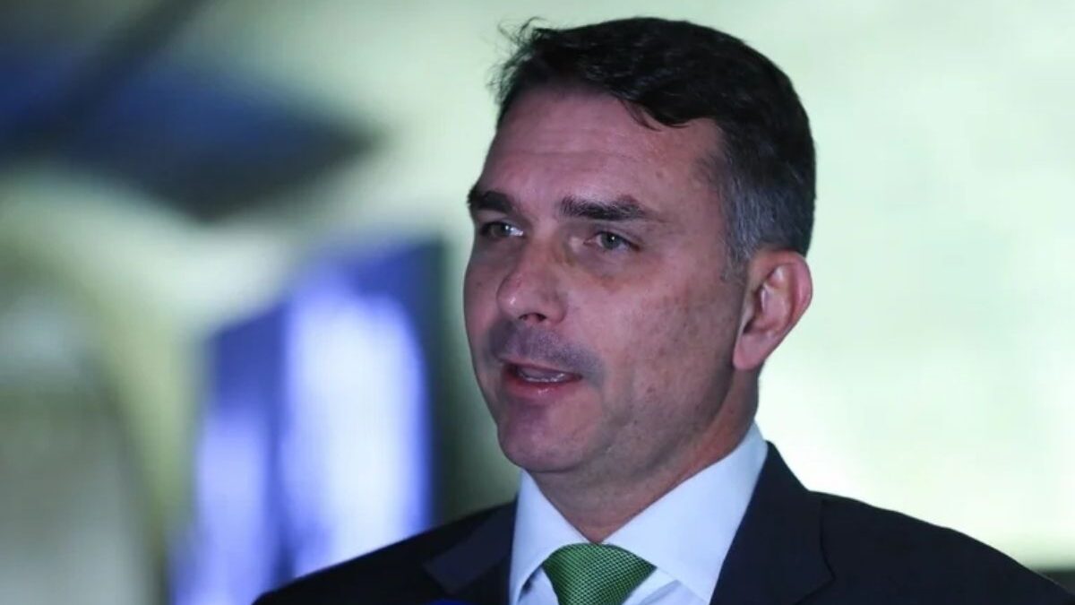 Flávio Bolsonaro concede entrevista