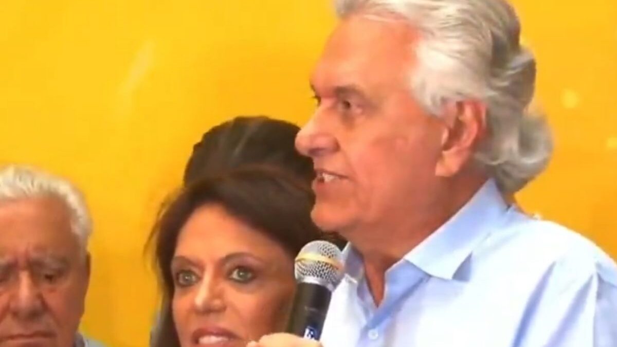Ronaldo Caiado discursa com microfone em evento