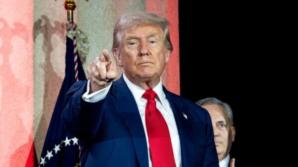 Presidente dos Estados Unidos, Donald Trump, gesticula durante evento