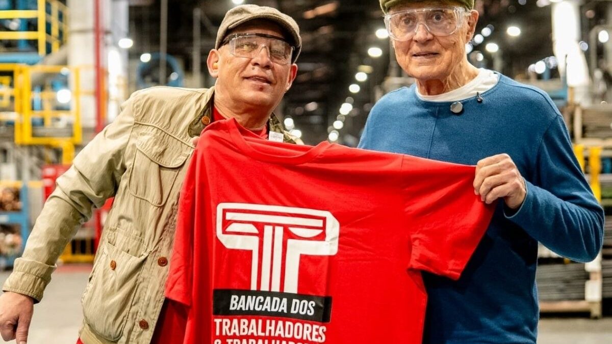 Eduardo Suplicy e Moisés Selerges seguram camiseta da Bancada dos Trabalhadores
