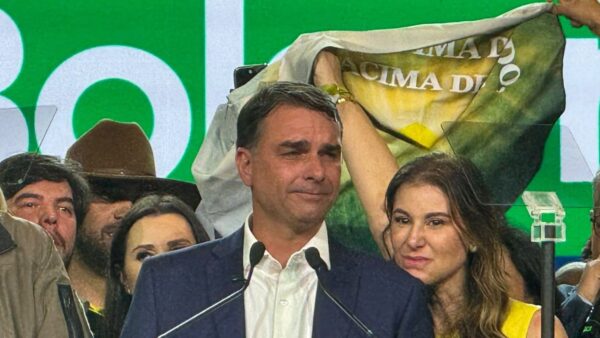 Flávio Bolsonaro discursa na convenção do PL que o oficializou candidato
