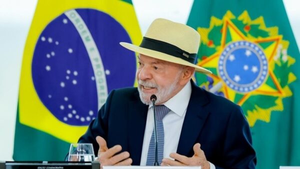 Presidente Lula discursa em evento oficial