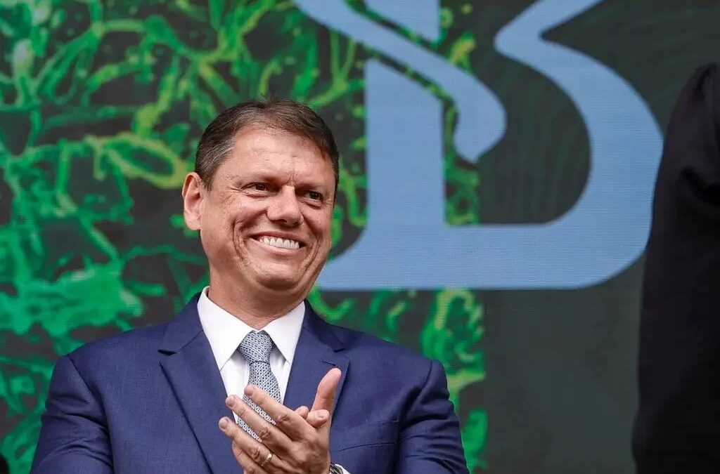 Governador Tarcísio de Freitas aplaude durante evento oficial