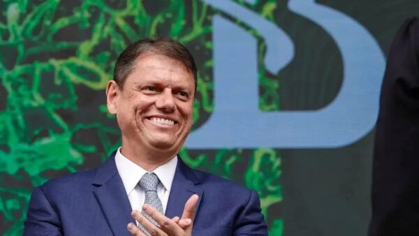 Governador Tarcísio de Freitas aplaude durante evento oficial