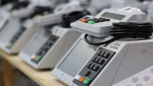 Fila de urnas eletrônicas da Justiça Eleitoral