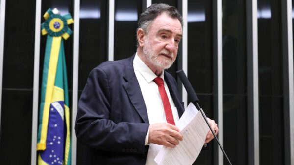 Deputado federal Patrus Ananias discursa na Câmara dos Deputados