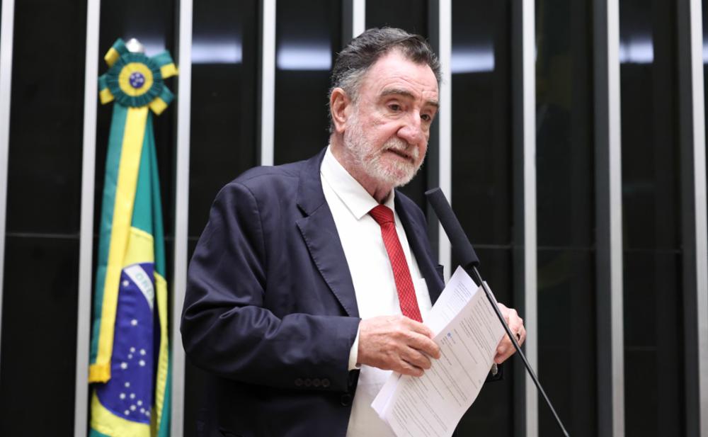 Deputado federal Patrus Ananias discursa na Câmara dos Deputados