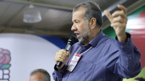 Carlos Lupi, presidente do PDT, discursa em convenção partidária com microfone