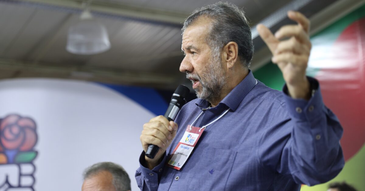 Carlos Lupi, presidente do PDT, discursa em convenção partidária com microfone