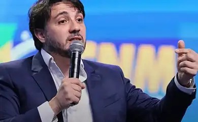 Renan Santos discursa com microfone durante evento do partido Missão