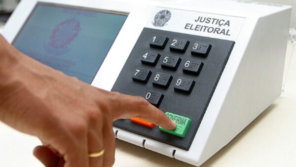 Urna eletrônica da Justiça Eleitoral, símbolo do início do prazo de convenções partidárias