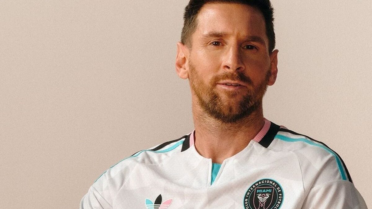 Lionel Messi posa com o uniforme do Inter Miami