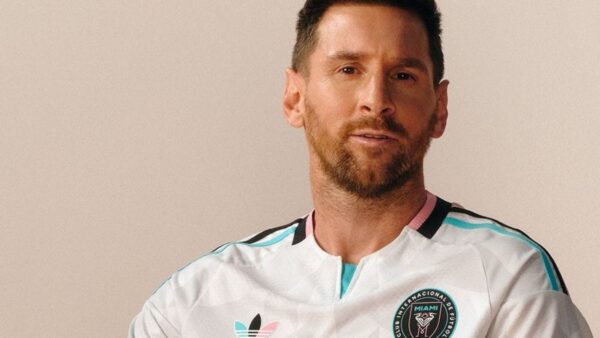 Lionel Messi posa com o uniforme do Inter Miami