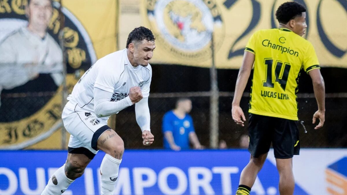 Jogador do Ceará comemora gol contra o São Bernardo pela Série B