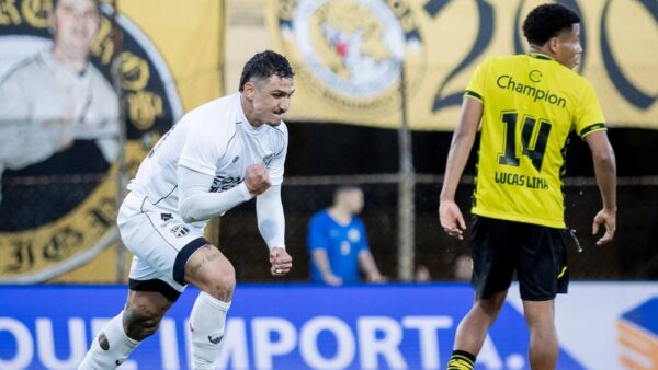 Jogador do Ceará comemora gol contra o São Bernardo pela Série B