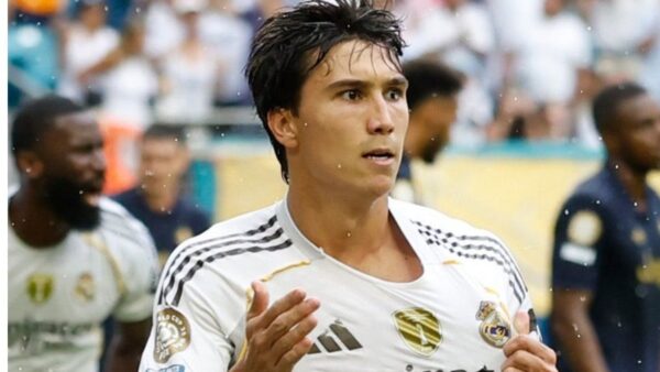 Gonzalo García em campo com o uniforme do Real Madrid