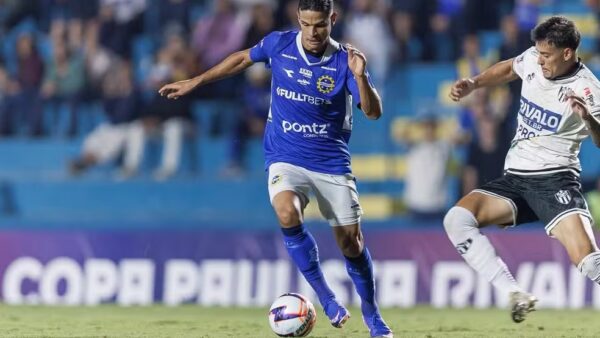 Jogador do EC São Bernardo conduz a bola em partida da Copa Paulista