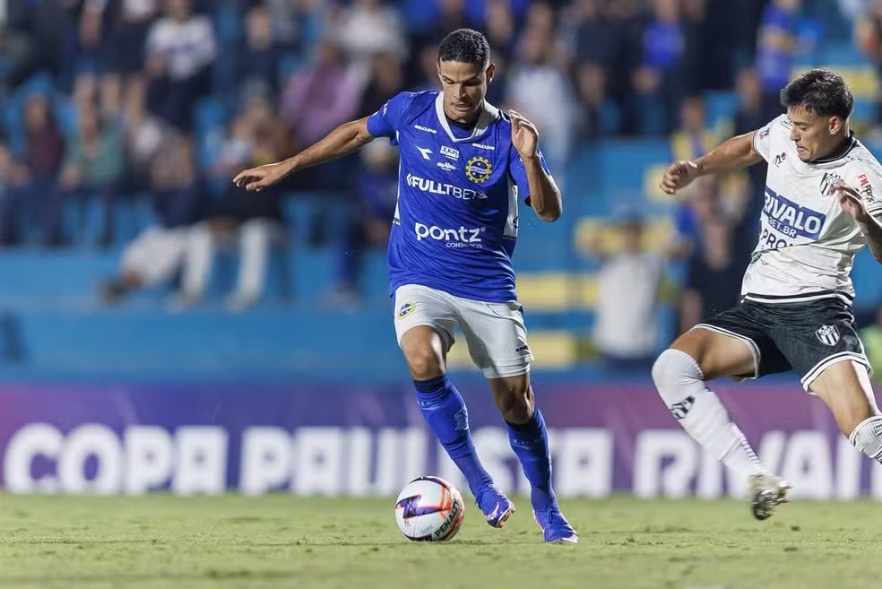 Jogador do EC São Bernardo conduz a bola em partida da Copa Paulista