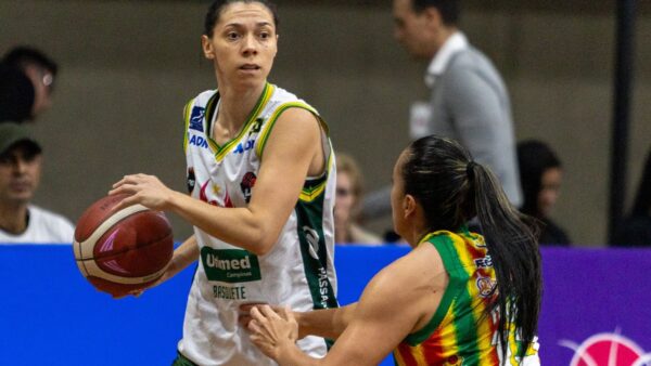 Jogadoras de Unimed Campinas e Sampaio Basquete disputam a bola na LBF