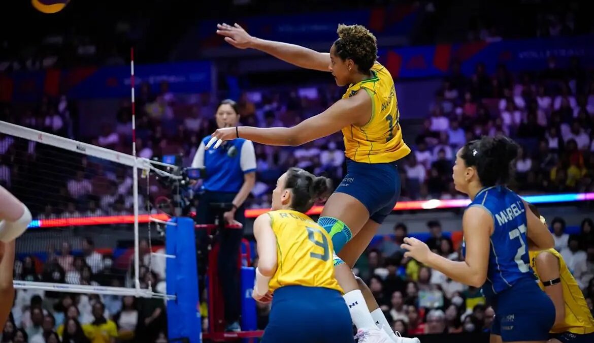 Ana Cristina ataca pela seleção brasileira feminina de vôlei na Liga das Nações
