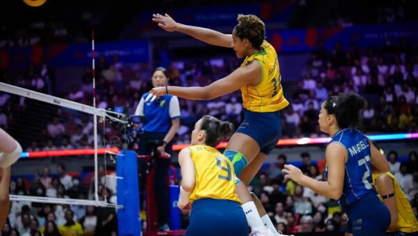 Ana Cristina ataca pela seleção brasileira feminina de vôlei na Liga das Nações