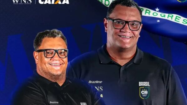 Léo Figueiró, novo técnico da seleção feminina de basquete, ao lado de outro dirigente