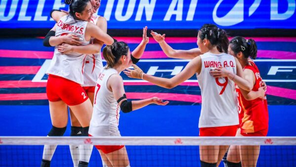 Jogadoras da seleção chinesa de vôlei comemoram ponto contra os Estados Unidos