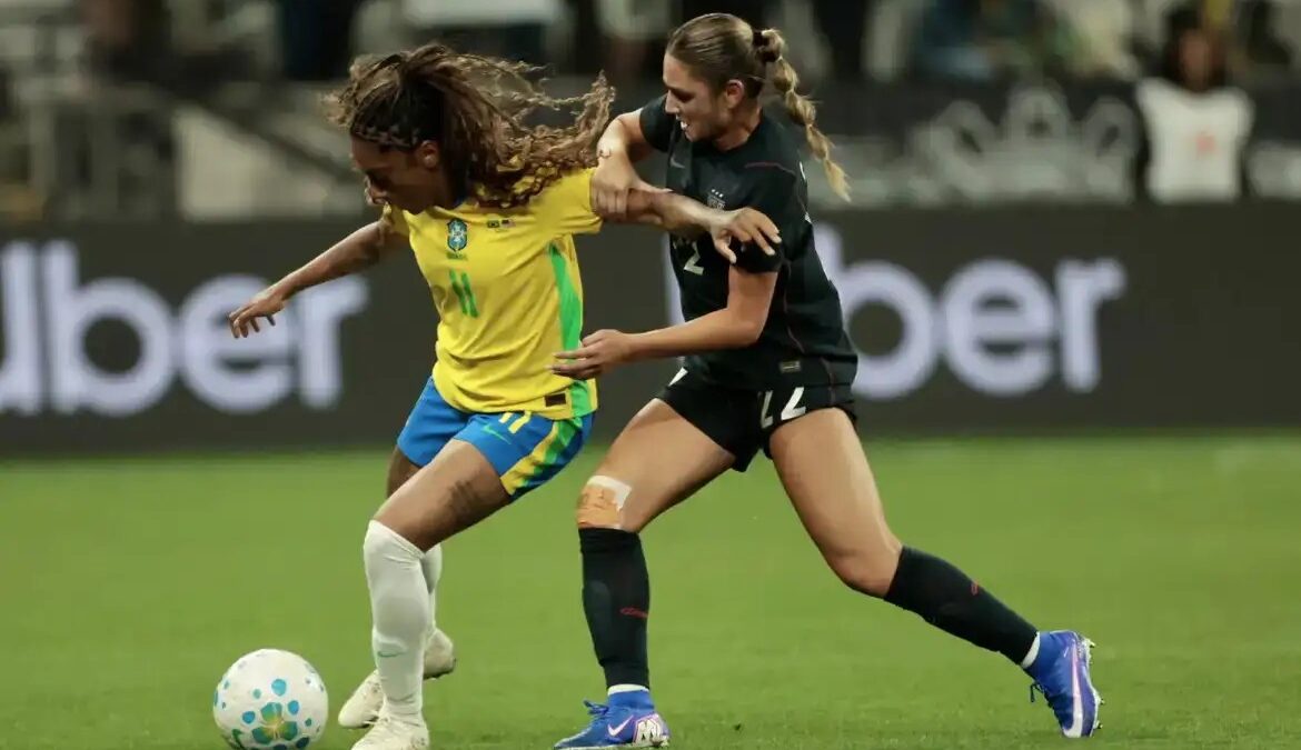 Jogadora da seleção brasileira feminina de futebol disputa bola em partida