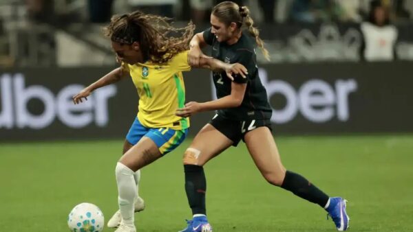 Jogadora da seleção brasileira feminina de futebol disputa bola em partida