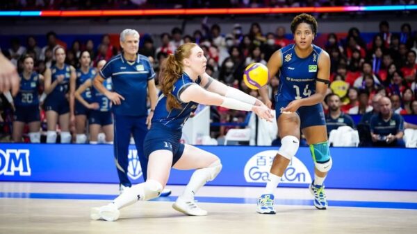Jogadora da seleção brasileira feminina de vôlei recebe a bola durante partida contra o Japão