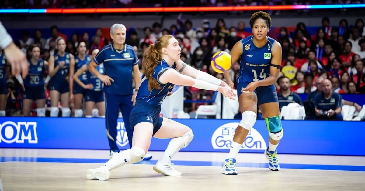 Jogadora da seleção brasileira feminina de vôlei recebe a bola durante partida contra o Japão